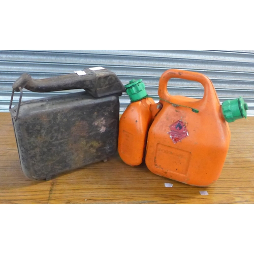 2241 - A metal oil can and a plastic oil can