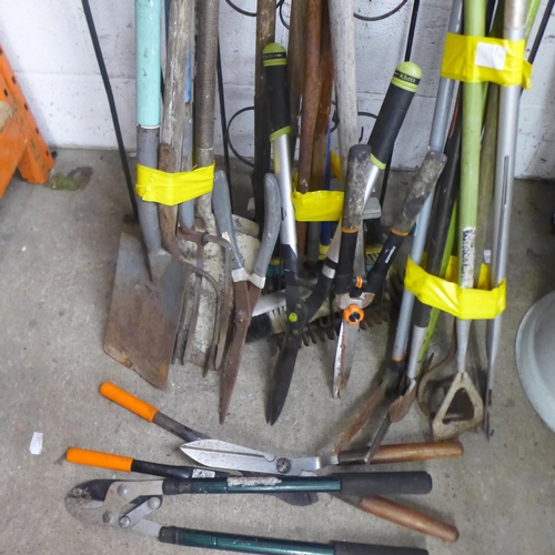 2258 - A large quantity of garden tools including spades, pitchforks, shears, brushes, hoes, rakes, lopper,... 