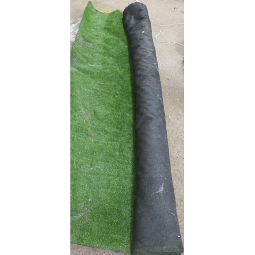 2298 - A roll of artificial grass, 2 x 2m