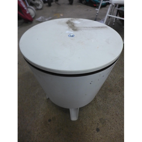 2338 - An ice bucket garden table