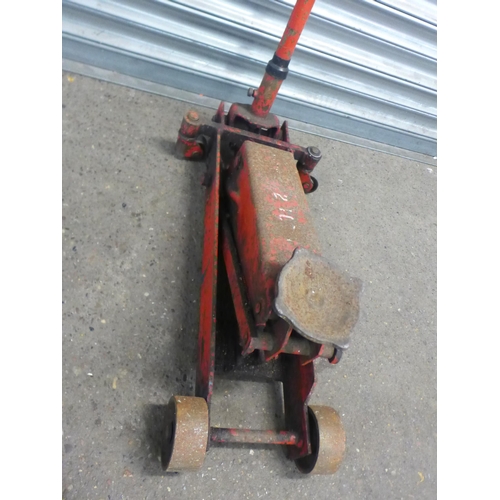 2360 - A heavy duty trolley jack