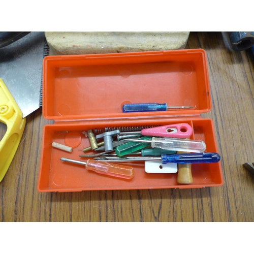 2014 - A box of assorted hand tools including a saw, a hammer, pipe, cutter, a rasp, self tapping screws et... 