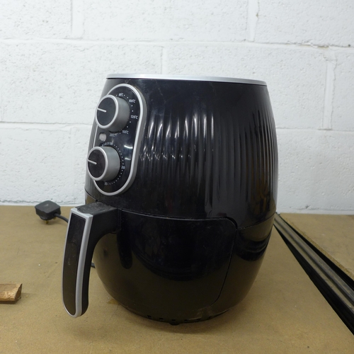 2066 - A Tower 240v air fryer - model no. T17063L