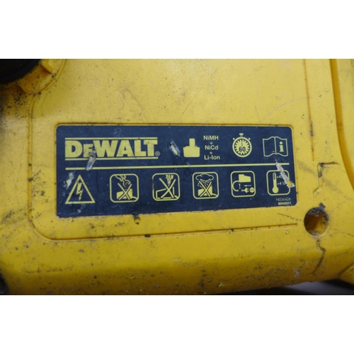 2069 - A Dewalt (DC013) 110v site radio