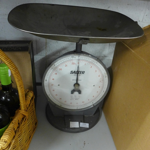 2096 - A Salter weighing scale - model 250 - to measure up to 10kg/22lb