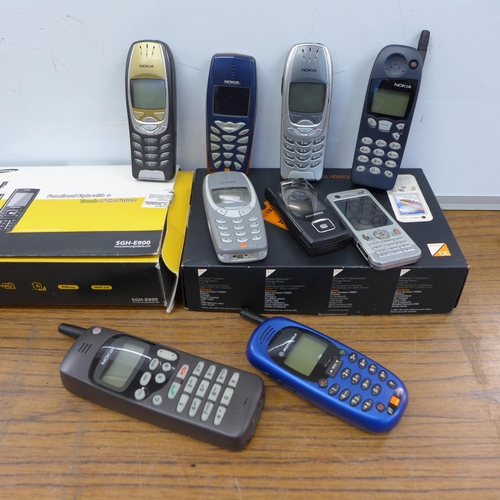 2102 - An assortment of mobile phones including Samsung, Sony Ericsson W890i, 6 Nokia phones and a Motorola