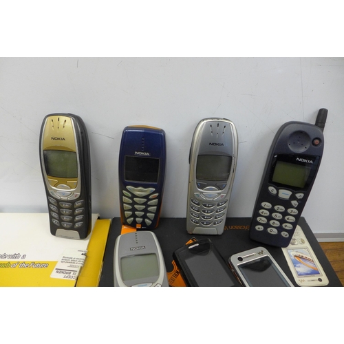 2102 - An assortment of mobile phones including Samsung, Sony Ericsson W890i, 6 Nokia phones and a Motorola