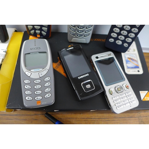 2102 - An assortment of mobile phones including Samsung, Sony Ericsson W890i, 6 Nokia phones and a Motorola