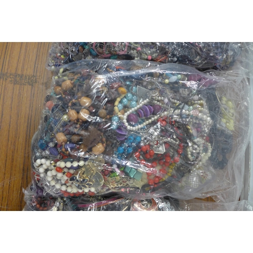 2112 - A large quantity of costume jewellery