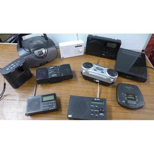 2123 - A box of 9 assorted mobile radios including Onn, Polaroid DAB, Goodmans etc. And a Polaroid Dv1018 D... 