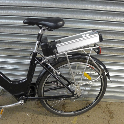 2170 - A classic step through frame electric bike with Capa T7 RST front suspension forks, battery, keys an... 