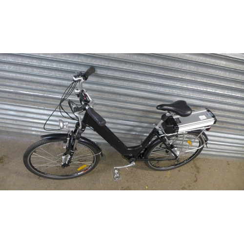 2170 - A classic step through frame electric bike with Capa T7 RST front suspension forks, battery, keys an... 