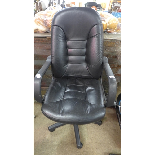 2176 - A black leather effect swivel office chair