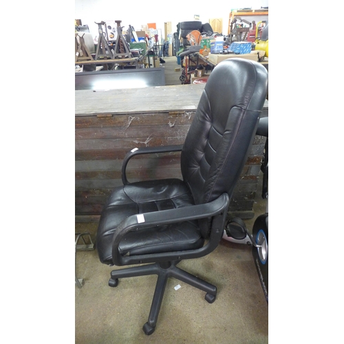 2176 - A black leather effect swivel office chair