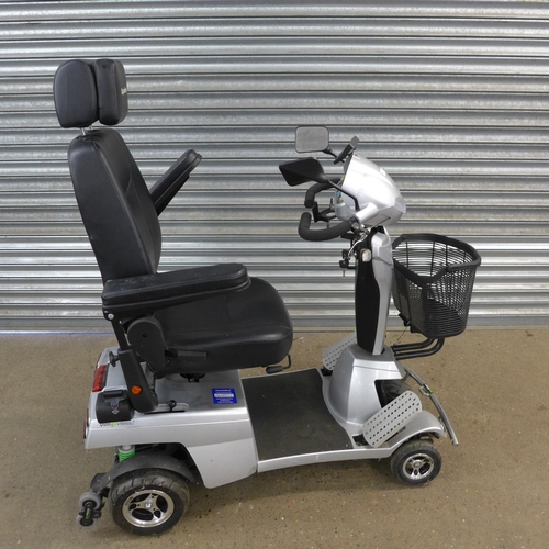 2183 - A Quingo Vitess 2 large mobility scooter with Quingo comfort+ seat, battery charger and keys, revers... 