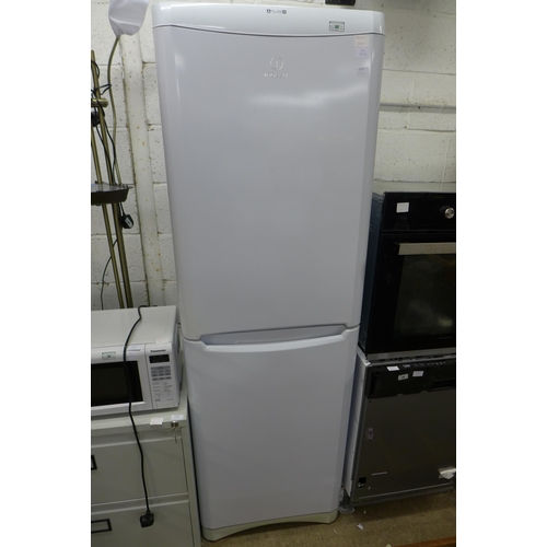 2221 - An Indesit 50/50 fridge freezer (BAAN 134)