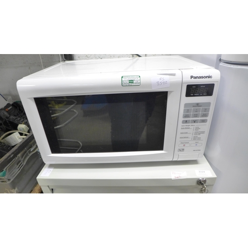 2223 - A Panasonic 700w microwave (NN-E279W)