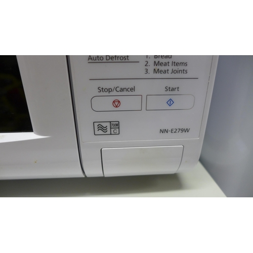 2223 - A Panasonic 700w microwave (NN-E279W)