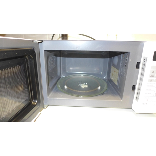 2223 - A Panasonic 700w microwave (NN-E279W)