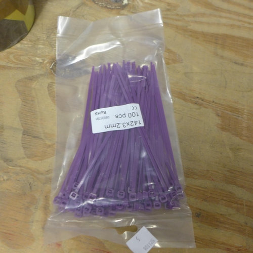 2417 - 50 x 100 purple cable ties (142 x 3.2)