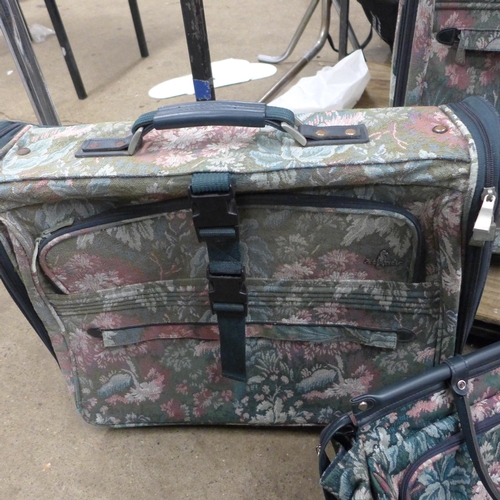 2441 - A three-piece luggage set