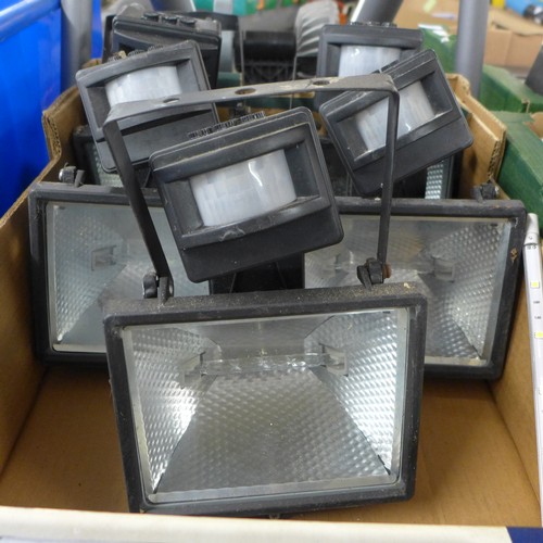 2431 - 5 Infra red spotlights and a boxed bulkhead light