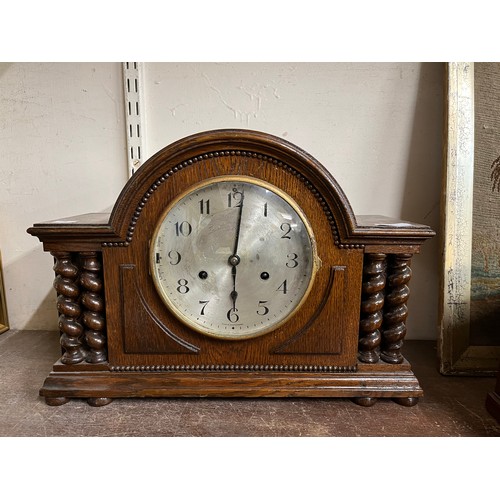 293 - An early 20th Century oak barleytwist mantel clock