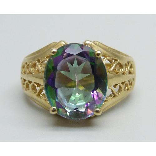 1299 - A 10k gold oval mystic topaz ring, 5g, O