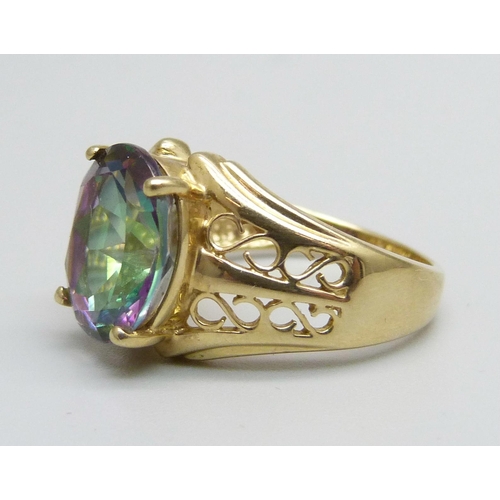 1299 - A 10k gold oval mystic topaz ring, 5g, O