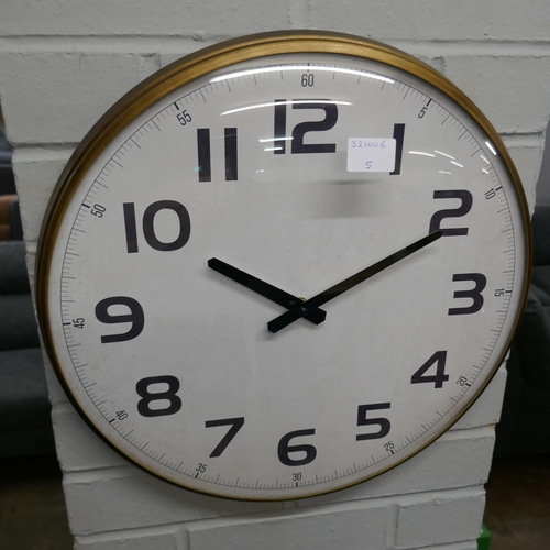 1350 - A station wall clock