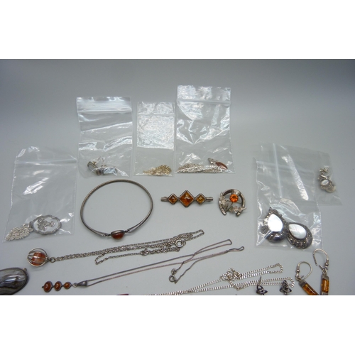 1000 - A collection of silver and silver mounted jewellery including some amber set