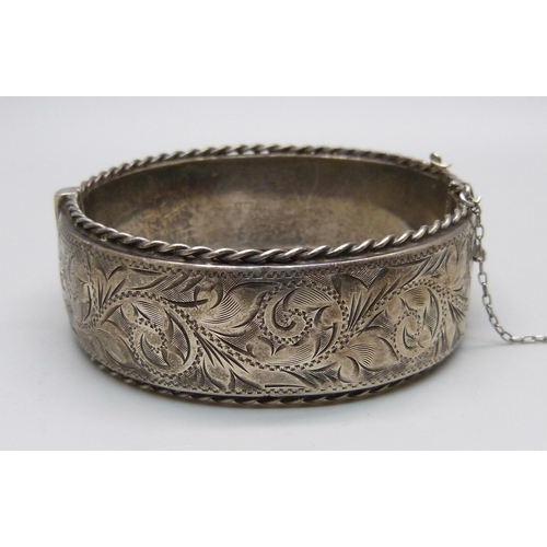 1002 - A silver bangle, Birmingham 1962, 37g