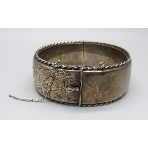 1002 - A silver bangle, Birmingham 1962, 37g