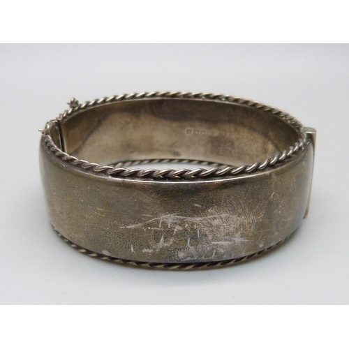 1002 - A silver bangle, Birmingham 1962, 37g