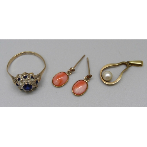 1005 - A 9ct gold and stone set ring, a pair of 9ct gold earrings and a 9ct gold and pearl pendant, total w... 