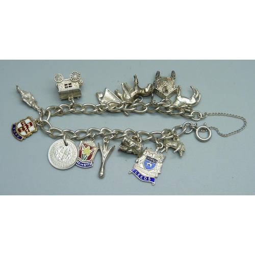 1007 - A silver charm bracelet, 44g