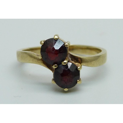 1038 - A 9ct gold and two stone garnet ring, 2.6g, N