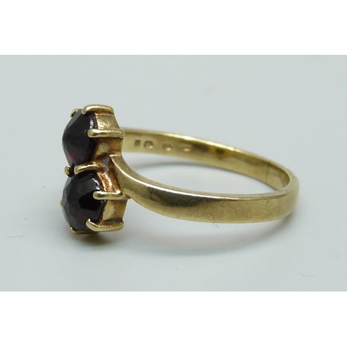 1038 - A 9ct gold and two stone garnet ring, 2.6g, N