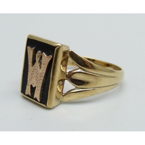 1039 - A 9ct gold initial signet ring, 2.6g, L