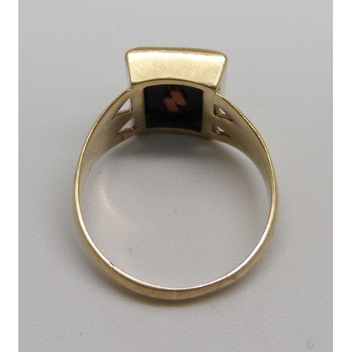 1039 - A 9ct gold initial signet ring, 2.6g, L