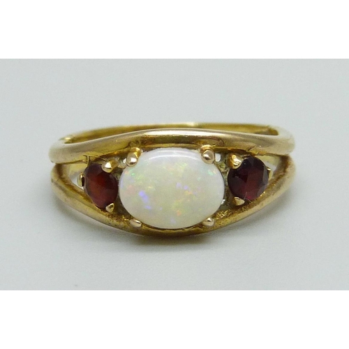 1040 - A 9ct gold, opal and garnet ring, 2.1g, J