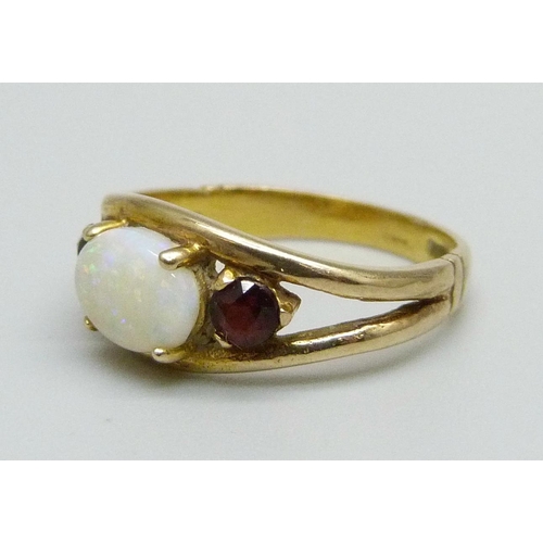 1040 - A 9ct gold, opal and garnet ring, 2.1g, J