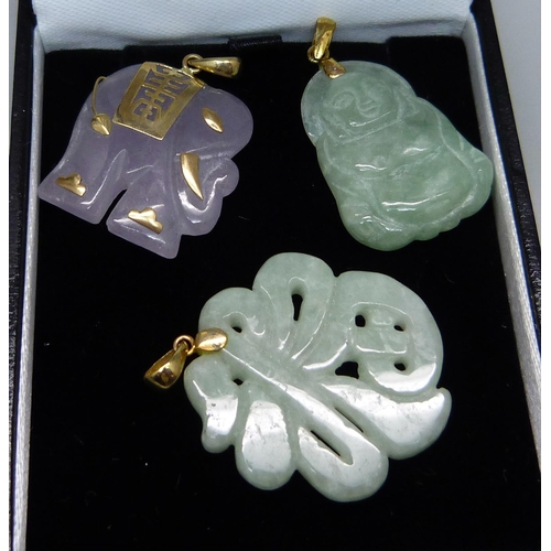 1048 - Two 14ct gold mounted multi-coloured gold jade bracelets, three jade pendants and a collection of ja... 