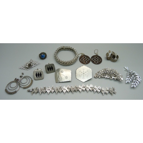 1060 - A collection of jewellery including Keswick and Borrowdale brooches