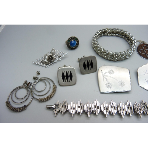 1060 - A collection of jewellery including Keswick and Borrowdale brooches