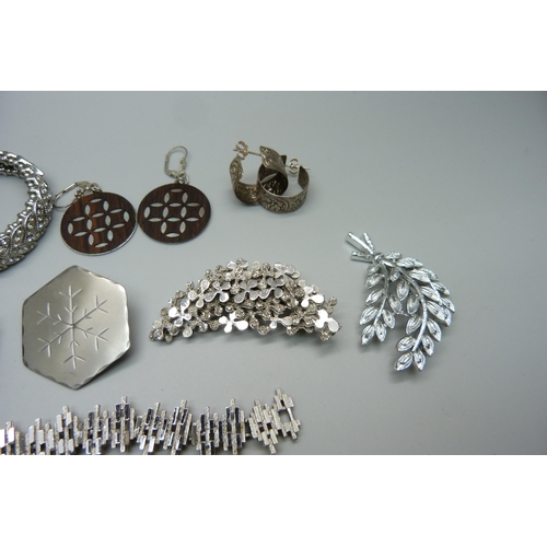 1060 - A collection of jewellery including Keswick and Borrowdale brooches