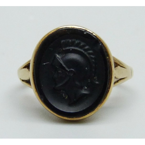 1067 - A 9ct gold intaglio ring, 2.4g, G