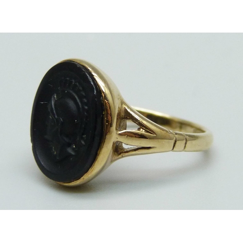 1067 - A 9ct gold intaglio ring, 2.4g, G