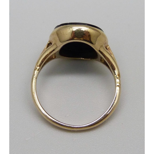 1067 - A 9ct gold intaglio ring, 2.4g, G