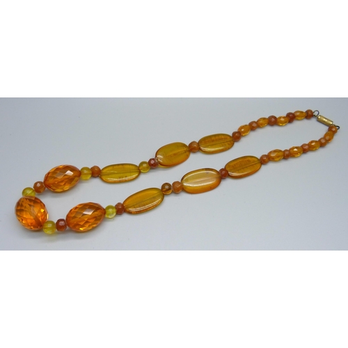 1069 - An amber necklace